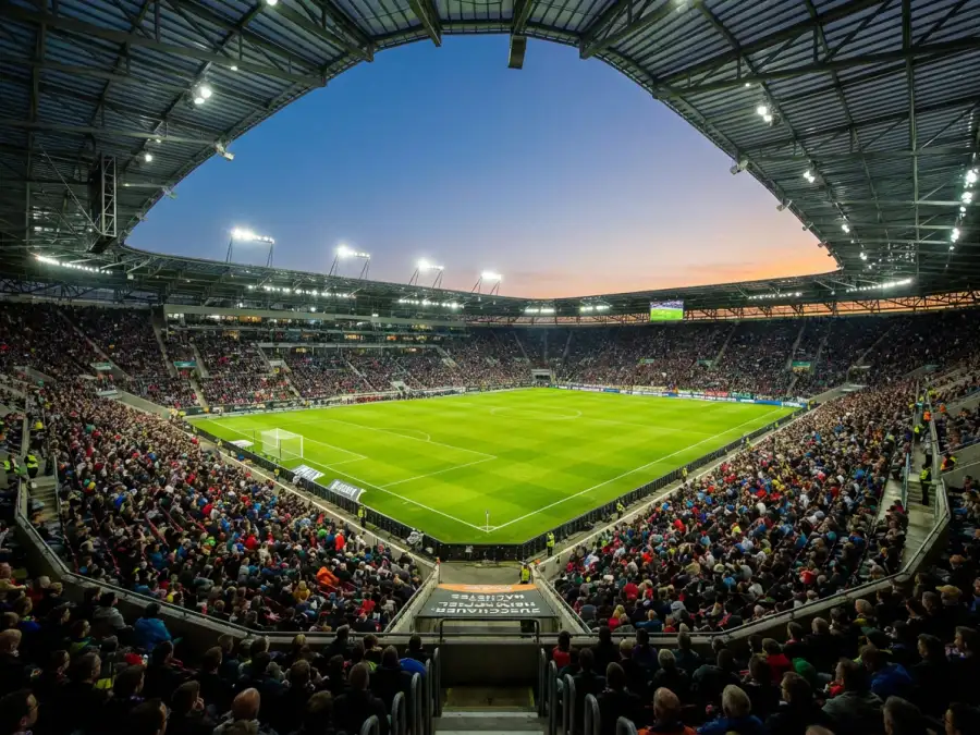 Fußball-WM 2026 Stadion bei Flutlicht mit Rasen und Tribünen